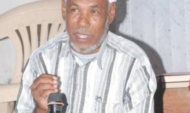 رئيس تنفيذية انتقالي حضرموت يعزي بوفاة الفقيه العلامة الشيخ عمر حاج باقمري