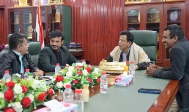 محافظ المهرة يوجه بصرف مستحقات طلاب الخارج عبر صندوق التنمية البشرية.