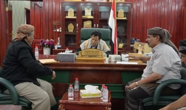 محافظ المهرة يناقش موازنة صندوق النظافة والتحسين للعام 2025م.