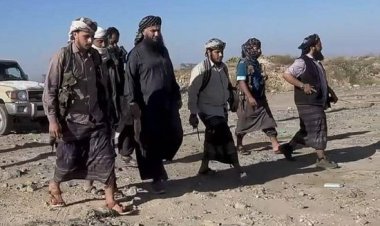 لحج.. قائد الفرقة الثالثة بألوية العمالقة يتفقد جبهة الحد بيافع