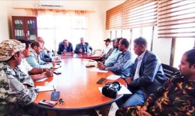 وكيل وزارة الزراعة والري والثروة السمكية يترأس اجتماعاً لمناقشة تنفيذ القوانين واللوائح للحجر البيطري في منفذي المطار والميناء بسقطرى ‏