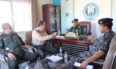 مدير الأمن والشرطة بساحل حضرموت يتفقّد القوة الأمنية بمصلحة الأحوال المدنية