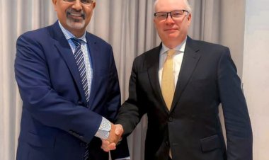 الرئيس الزُبيدي يناقش مع المبعوث الأمريكي مستجدات الأوضاع في بلادنا