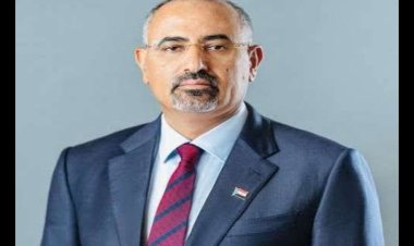 الرئيس الزُبيدي يُعزَّي اللواء محمد باتيس بوفاة والدته