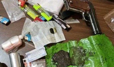 شرطة مديرية شبام تضبط متهم بحوزته أسلحة ومواد مخدره.