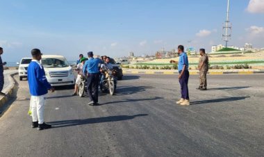 حملة أمنية تستهدف المركبات و الدراجات النارية  غير المرقمة بالمكلا