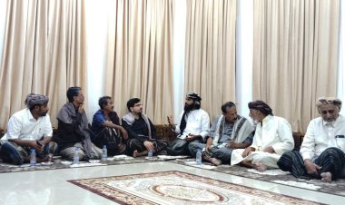 عضو هيئة الرئاسة الدكتور سالم القميري وقيادة انتقالي المهرة تقدم واجب العزاء لأسرة الفقيد علي محفوظ جعرة .