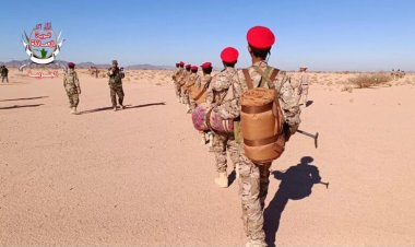 قوات العمالقة الجنوبية تُنفّذ مسيرًا عسكريًّا لرفع الجاهزية القتالية للمتخرجين من دورة تأهيلية