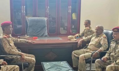 قائد المنطقة العسكرية الثانية يزور الكلية الحربية بالعاصمة عدن ويكرم مديرها