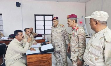 قائد المنطقة العسكرية الثانية يزور الأكاديمية العسكرية العُليا بالعاصمة عدن ويكرم مديرها