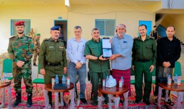 رئيس تنفيذية انتقالي غيل باوزير يتسلّم درع شكر وعرفان نظير اسهاماته في تعزيز الأمن بالمديرية