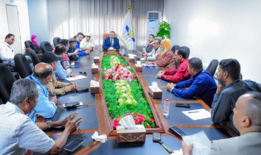 وزير النقل يناقش سير العمل وخطة المشاريع بمطار عدن الدولي