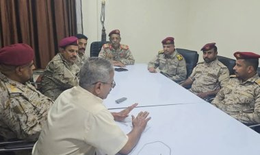 قائد المنطقة العسكرية الثانية يزور القاعدة الإدارية العسكرية والعمليات المشتركة بعدن