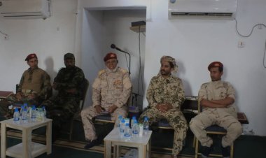 رئيس شُعبة التوجية المعنوي بقيادة المنطقة العسكرية الثانية يلقي محاضرة توجيهية بنقطة "الشقين" العسكرية في المكلا