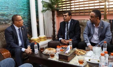 الدكتور الخُبجي يزور كلية طب الأسنان بجامعة عدن