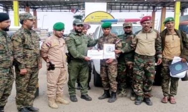 قيادة حزام طوق عدن تكرّم الجندي “صخر عدنان” تقديراً لنزاهته وإخلاصه الأمني