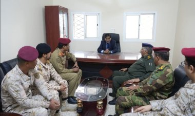 عضو مجلس القيادة الرئاسي البحسني يطلع على سير العملية التعليمية بمدرسة التدريب القتالي