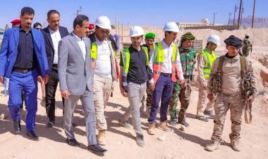 المحافظ بن الوزير يتفقد سير الأعمال الإنشائية للمحطة التحويلية لمشروع الطاقة الشمسية.