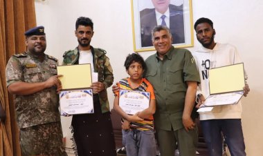 أكد أنَّ المواطن هو رجل الأمن الأول.. مدير الأمن والشرطة بساحل حضرموت يكرّم ثلاثة مواطنين نظير موقفهم البطولي في اعتراض أحد أخطر المجرمين المطلوبين أمنيًا