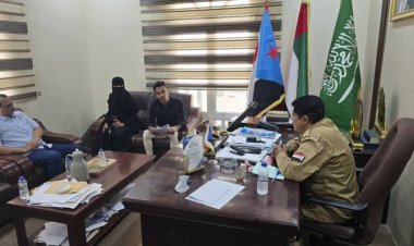 رئيس تنفيذية انتقالي حضرموت يلتقي فريق تشانس يمن لتنمية الشباب