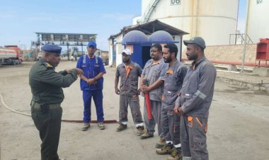 الدفاع المدني ينفّذ نزولًا ميدانيًا للتأكد من جاهزية الأمن والسلامة في منشآت خلف النفطية بالمكلا.