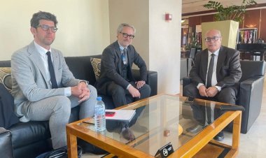 وزير الإدارة المحلية يبحث مع سفير الاتحاد الأوروبي خارطة البرامج التنموية للعام 2025م