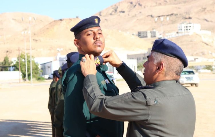 أشاد بجهودهم الجبارة في محاربة آفة المخدرات... مدير عام الأمن والشرطة بساحل حضرموت يقلّد عددًا من منتسبي المكافحة رتبهم الجديدة أثناء الطابور العام للقوات الأمنية