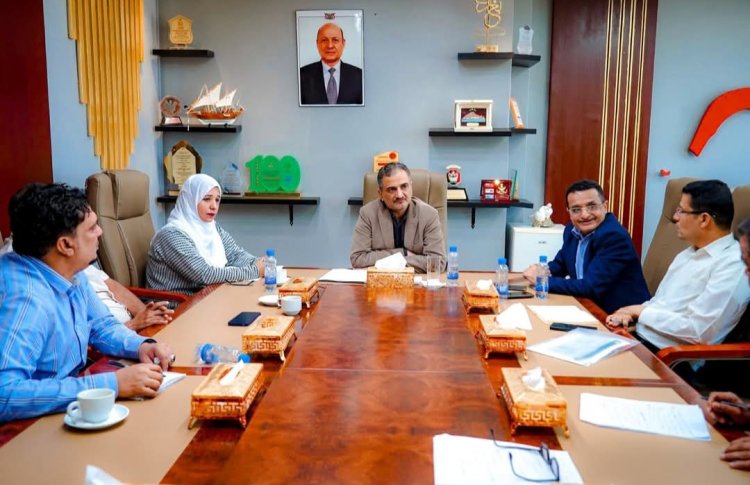 وزير الدولة محافظ عدن يترأس اجتماعاً لمناقشة آلية تنظيم إدارة مخيمات النازحين