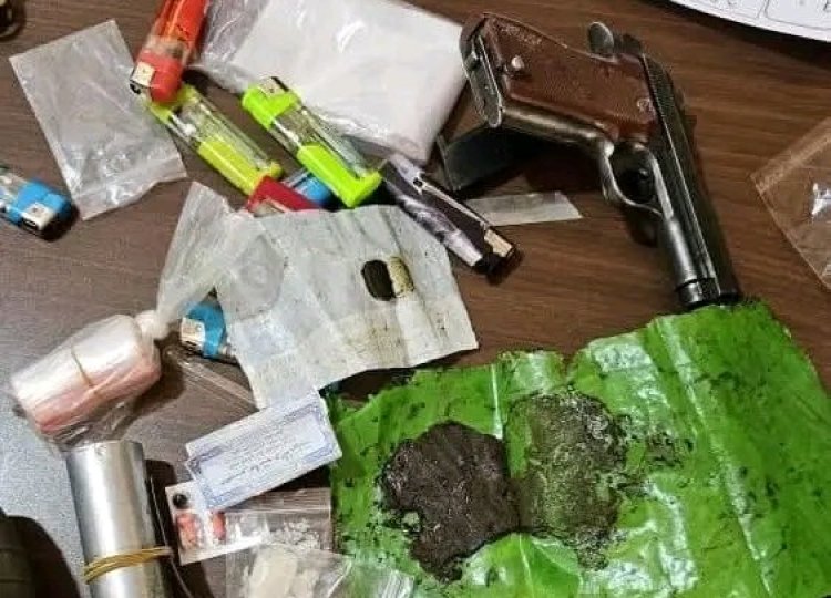 شرطة مديرية شبام تضبط متهم بحوزته أسلحة ومواد مخدره.