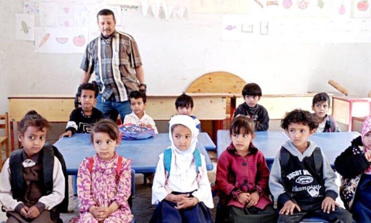 مدير مكتب التربية والتعليم بمديرية الحصين يزور روضة خلة ويشيد بالدور النشط لإدارتها