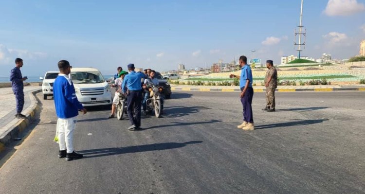 حملة أمنية تستهدف المركبات و الدراجات النارية  غير المرقمة بالمكلا