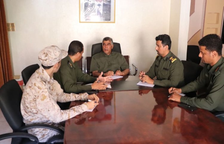 مدير الأمن والشرطة بساحل حضرموت يشدّد على مكافحة التهريب وحماية أراضي الدولة من الاعتداءات