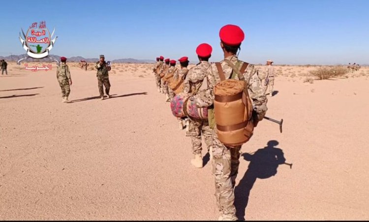 قوات العمالقة الجنوبية تُنفّذ مسيرًا عسكريًّا لرفع الجاهزية القتالية للمتخرجين من دورة تأهيلية