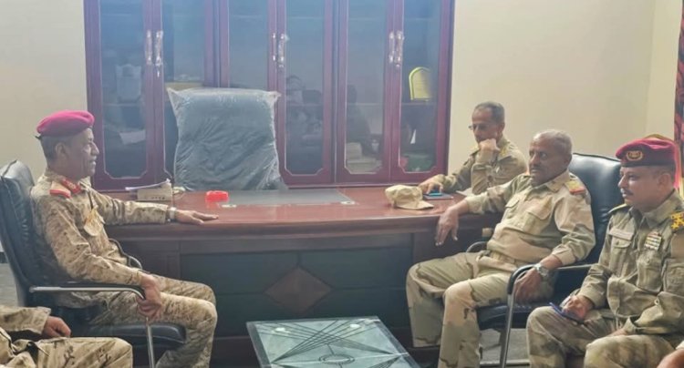 قائد المنطقة العسكرية الثانية يزور الكلية الحربية بالعاصمة عدن ويكرم مديرها