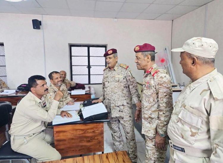 قائد المنطقة العسكرية الثانية يزور الأكاديمية العسكرية العُليا بالعاصمة عدن ويكرم مديرها
