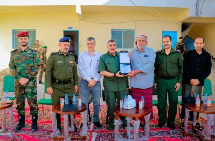 رئيس تنفيذية انتقالي غيل باوزير يتسلّم درع شكر وعرفان نظير اسهاماته في تعزيز الأمن بالمديرية