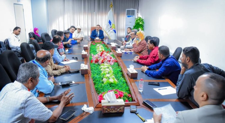 وزير النقل يناقش سير العمل وخطة المشاريع بمطار عدن الدولي