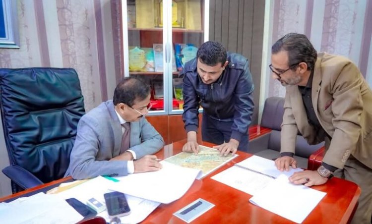 المحافظ بن الوزير يطلع على دراسات المرحلة الثالثة لمشروع الصرف الصحي لمدينة عتق