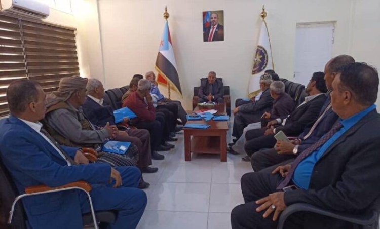 الربيزي يلتقي اللجنة الاستشارية لشؤون الخدمات بمكتبه بالعاصمة عدن