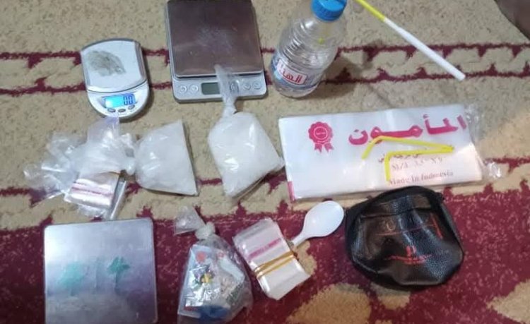 مكافحة المخدرات تضبط مروجاً لمادة الشبو بمدينة الشحر