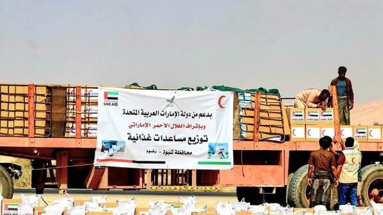 الهلال الإماراتي يسير قافلة مساعدات غذائية لعدد من مناطق وأرياف مديرية رضوم بشبوة