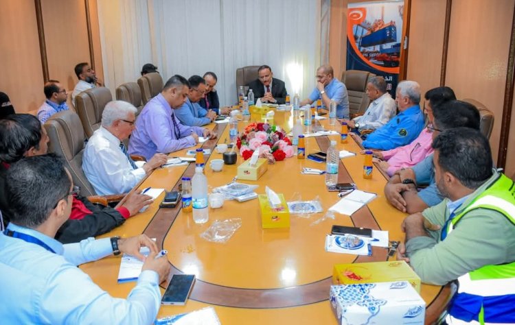 وزير النقل يطلع على سير الحركة التجارية والنشاط في ميناء الحاويات في عدن