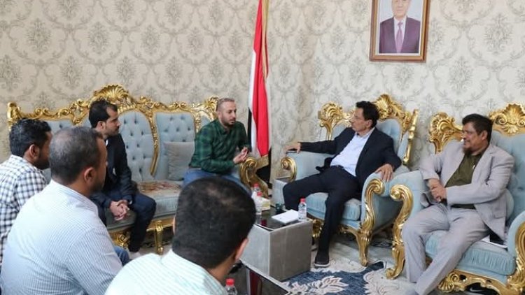 محافظ المهرة يلتقي مدير عام مشروع تعزيز الحكم المحلي لمناقشة احتياجات المحافظة.