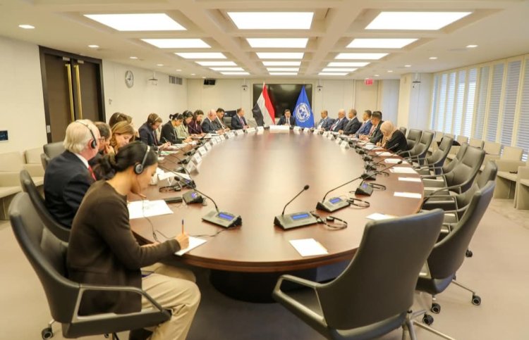 رئيس الوزراء يرأس اجتماعاً بمقر صندوق النقد الدولي لعدد من المدراء التنفيذيين