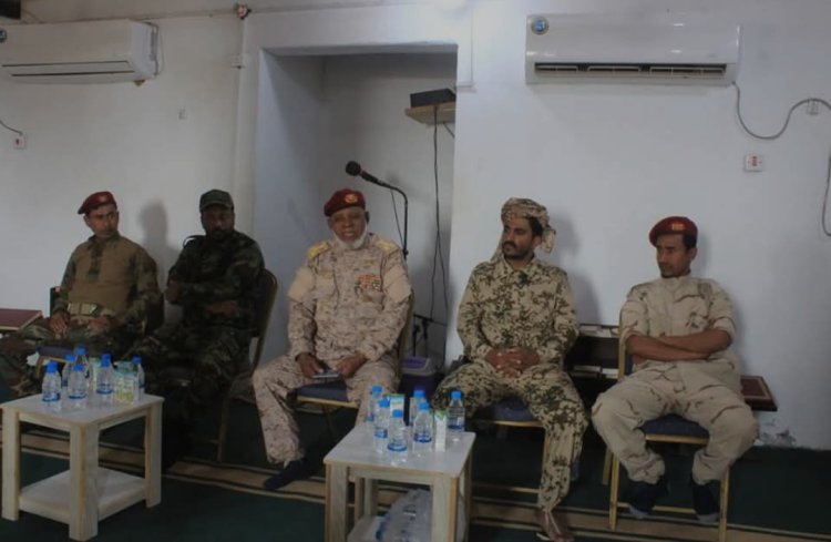 رئيس شُعبة التوجية المعنوي بقيادة المنطقة العسكرية الثانية يلقي محاضرة توجيهية بنقطة "الشقين" العسكرية في المكلا