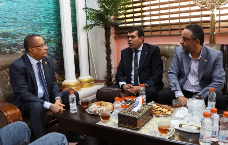 الدكتور الخُبجي يزور كلية طب الأسنان بجامعة عدن