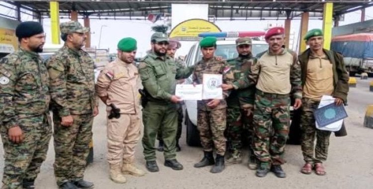 قيادة حزام طوق عدن تكرّم الجندي “صخر عدنان” تقديراً لنزاهته وإخلاصه الأمني