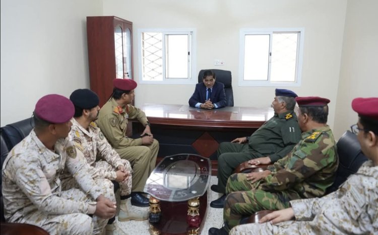 عضو مجلس القيادة الرئاسي البحسني يطلع على سير العملية التعليمية بمدرسة التدريب القتالي