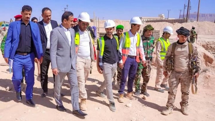 المحافظ بن الوزير يتفقد سير الأعمال الإنشائية للمحطة التحويلية لمشروع الطاقة الشمسية.
