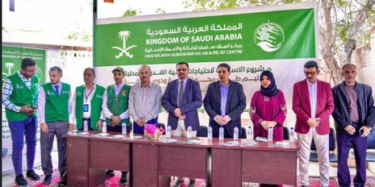 توزيع مستلزمات تعليمية ومقاعد دراسية لمراكز محو الأمية وذوي الإعاقة في حضرموت